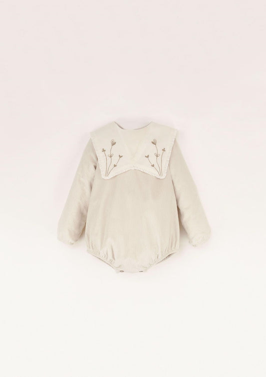 1.1 Off-white romper suit with oversized bib collar-Popelin