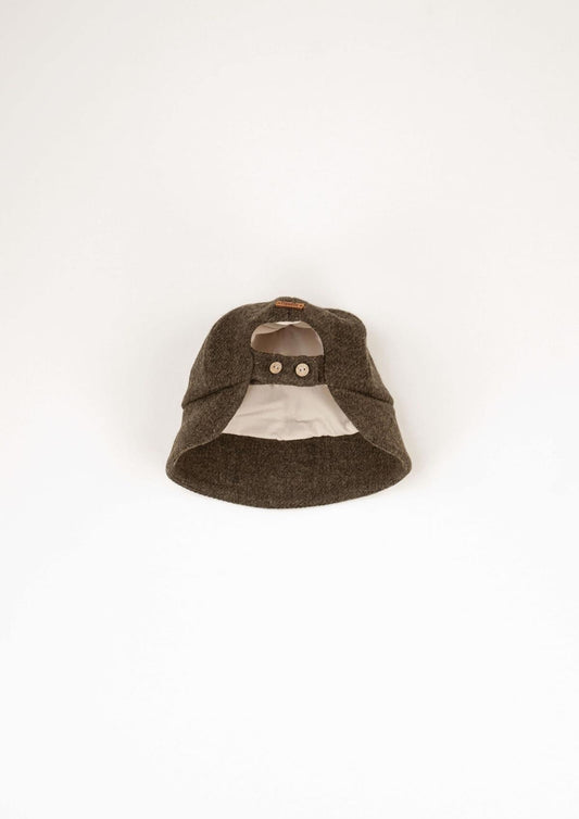 42.2 Green woollen hat with strap.-Popelin