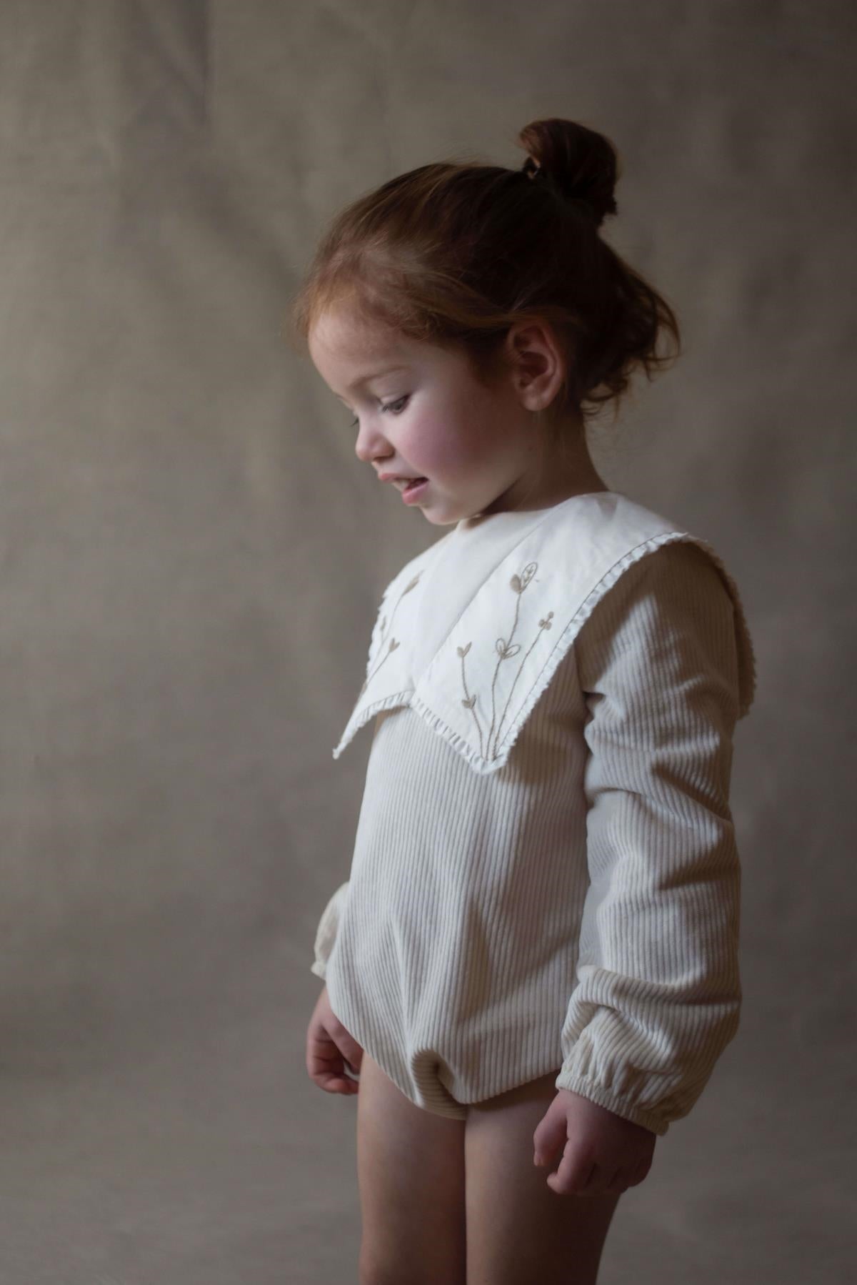 1.1 Off-white romper suit with oversized bib collar-Popelin