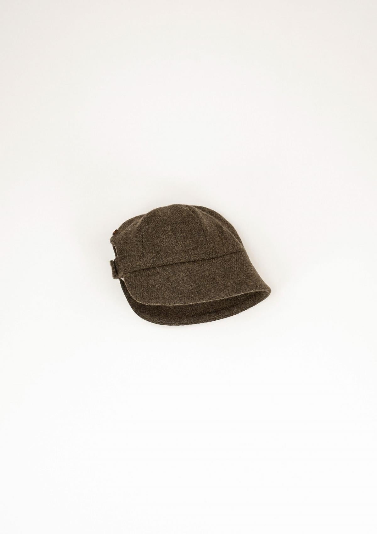 42.2 Green woollen hat with strap.-Popelin