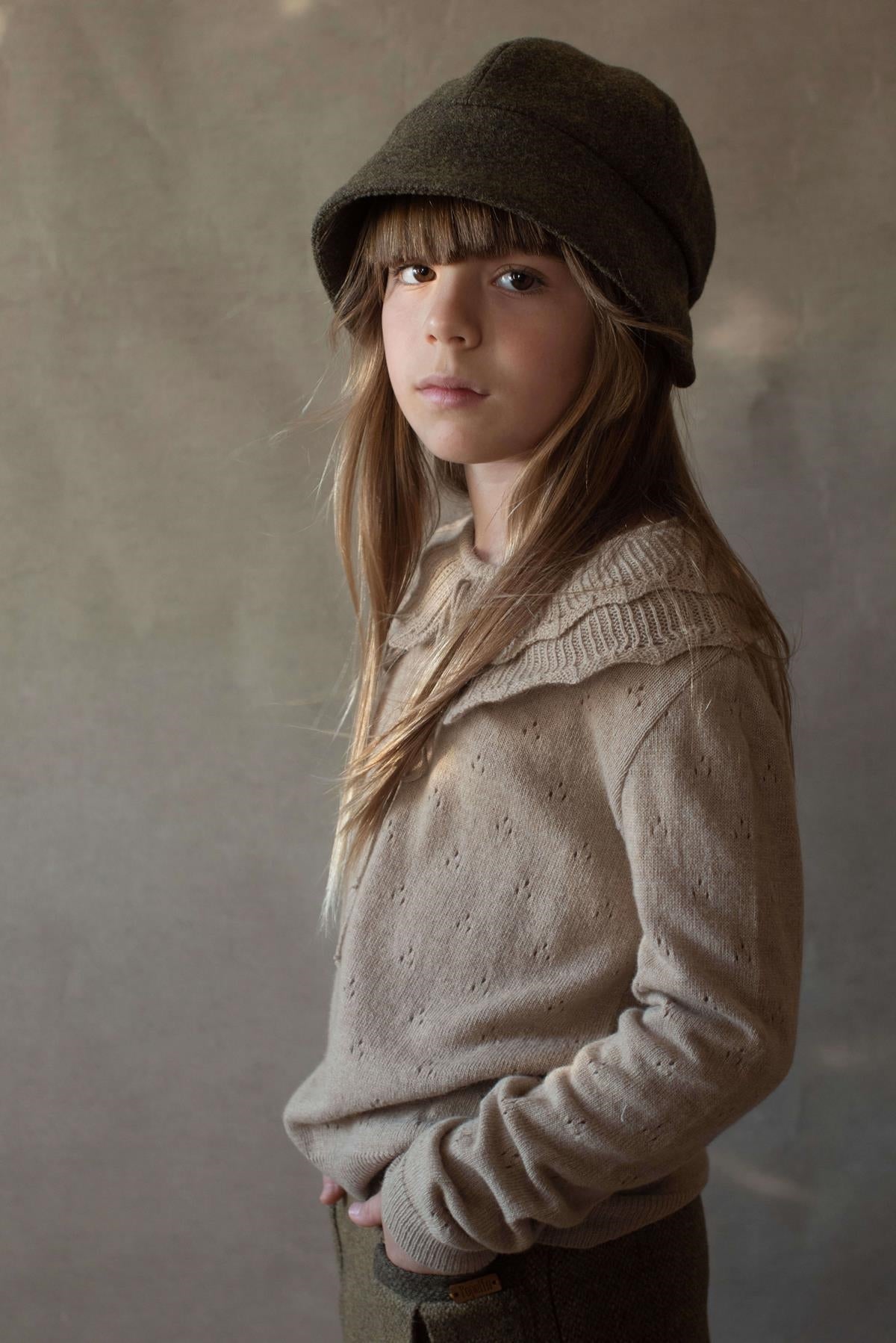 42.2 Green woollen hat with strap.-Popelin