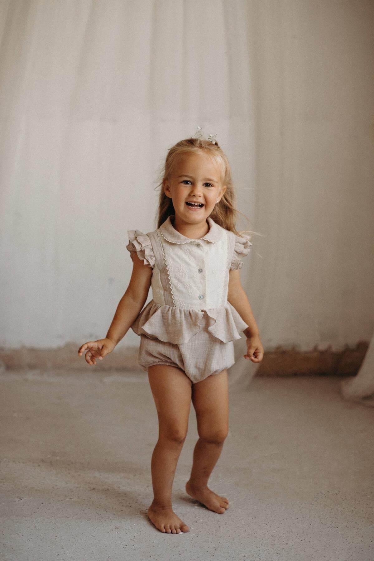Organic sand romper suit with collar-Popelin