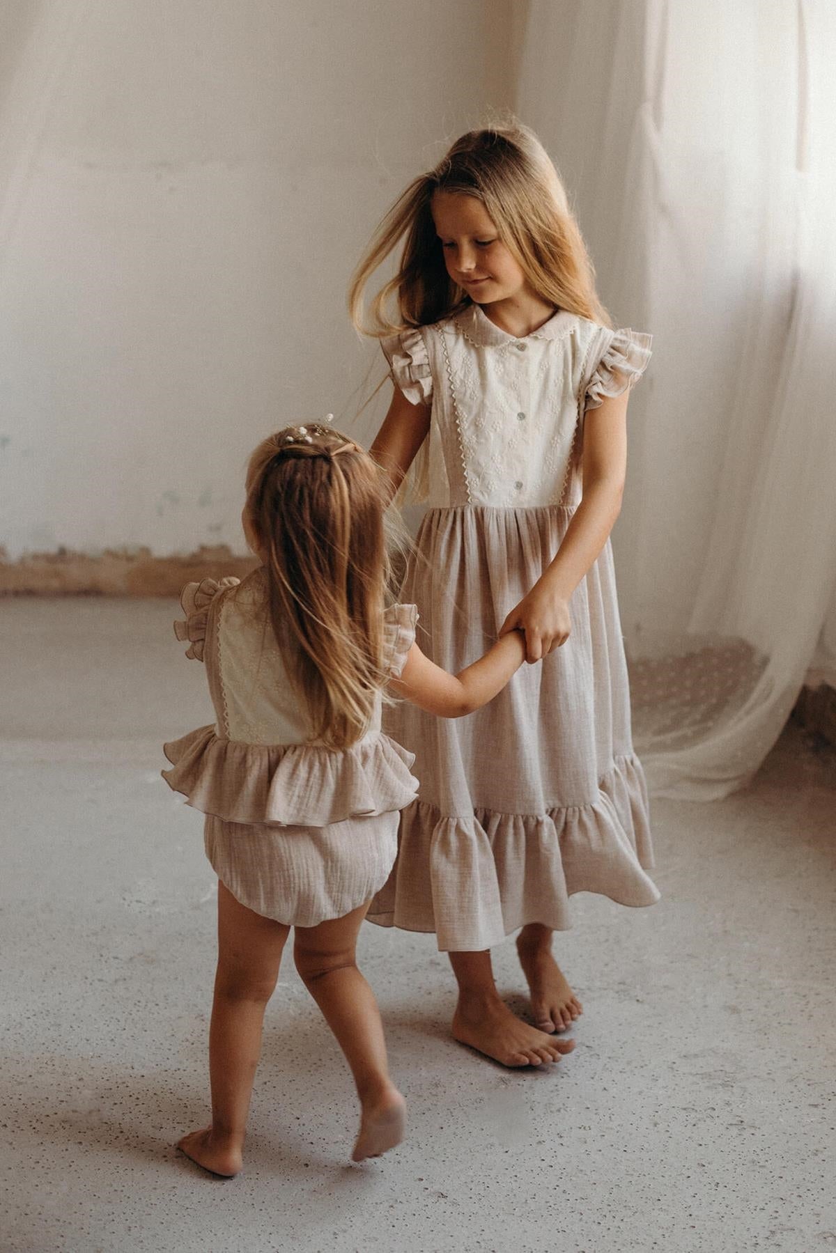 Organic sand romper suit with collar-Popelin